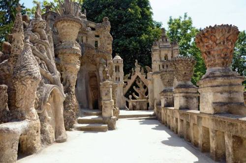 kochamchleb:Palais Idéal du Facteur Cheval - A French postman collected stones that he liked on his 