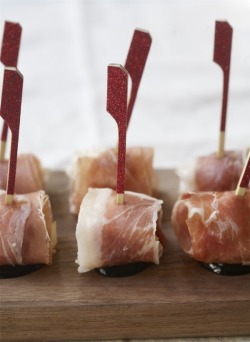 basilgenovese:  Prosciutto-Wrapped Pears (via A Cozy Kitchen)