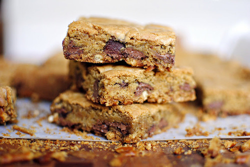 in-my-mouth:  Chocolate Chip Cookie Bars with a Salty Pretzel Crust 