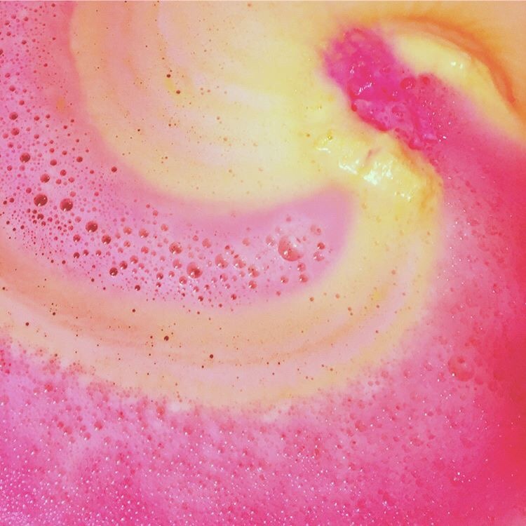 dimesonhereyes:Over and over, crimson and clover…. 🎶