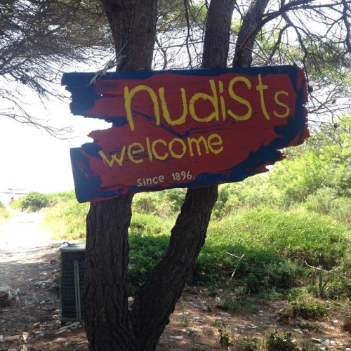 Nudists Welcome (via sheisgiulia)