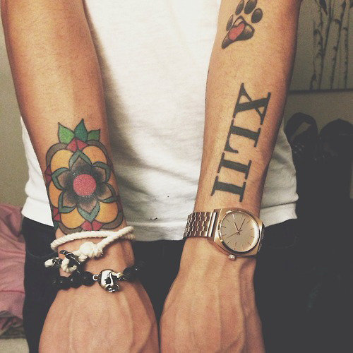 Pequenos Tatuajes Pequenos Tatuajes En Los Antebrazos De Un