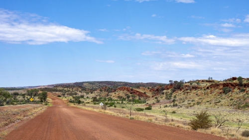 2022: Cuestas of Carmichael Sandstone lining Larapinta Drive, part of the infamous Mereenie Loop. Th