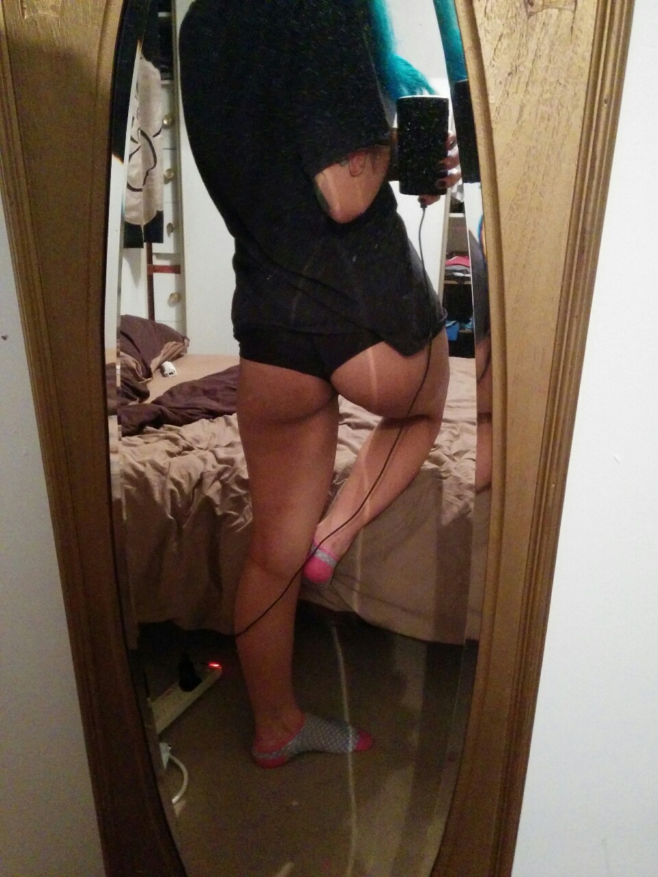 mia-redworth:  Have some butt pics taken in a dirty mirror 