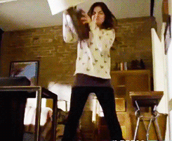 prettylittleliarsxxxx:  But no seriously, look at how she hulk-smashes that lamp!! 
