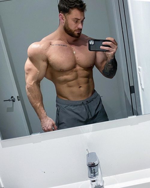 massivemanlymen: Chris Bumstead - @cbum53. Chris Bumstead - 20.3@cbum 