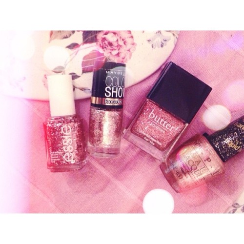 I might be addicted to pink glitter nailpolish.. #pinkglitter #maybelline #knittedgold #butterlondo