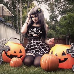 eri-anthropy:  Getting all warmed up for the best time of year in my new “everyday is Halloween” top and gruesome hair bow from the one and only @toxictoons go get your in time for this spooktacular season 🎃🎃🎃