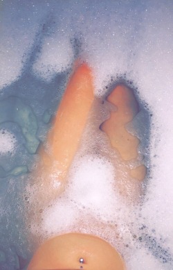 town-slut:  bubble bath on snapchat right
