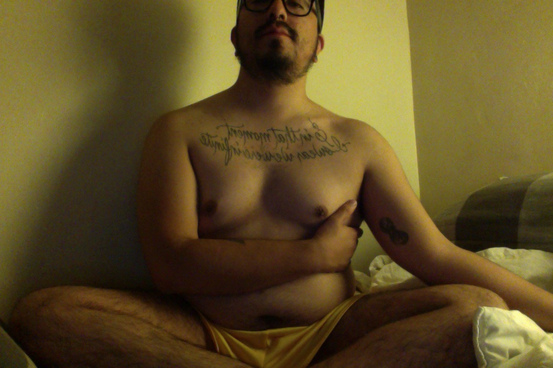 putito-everything:  look at the way my body curves in on itself, how the light casts