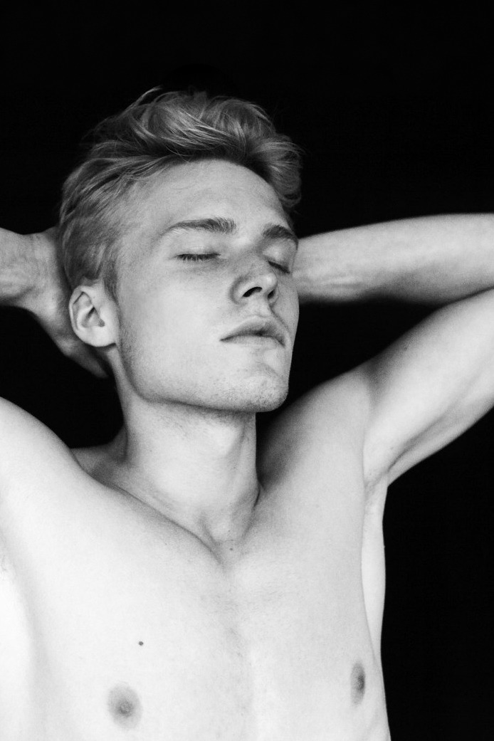 strangeforeignbeauty:  Jonas Fischer [ b&amp;w | male models | 1000+ notes | facebook | twitter | google+ |