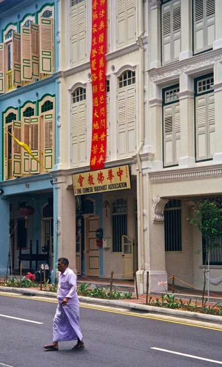 Tempat kejadian jalan (Street Scene), Singapore, 2000.I use the Bahasa Malaysia caption to encompass