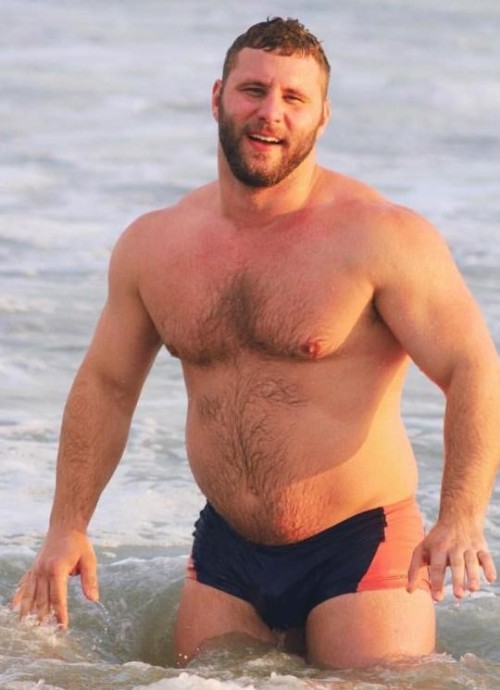 captain-takemon-blog:  gomannie:Young beefy bear … nice guy
