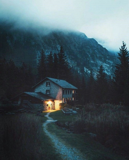 oldfarmhouse:goodnight folks Need this in my life…just a week or so.