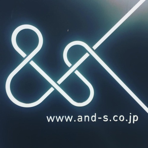 今日のロゴ【かなり不定期】
株式会社アンドエスのロゴ。
「私たちの思いを、
どこまでもつながる、一本のラインに込めています。」
とのこと。
http://and-s.co.jp
#sign #logo #logodesinger #logodesigns #ロゴ #ロゴデザイン #デザイン #