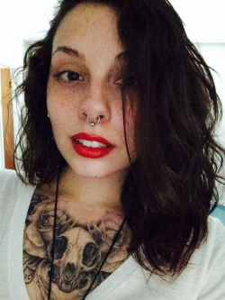 ventureneverlost:  Red lips!  The rest of