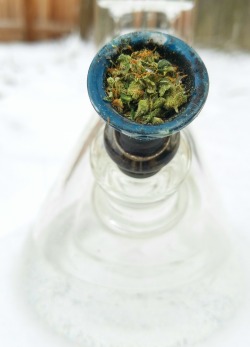 doobiedrewbie:Loaded bowl in a clean bong. 🔥