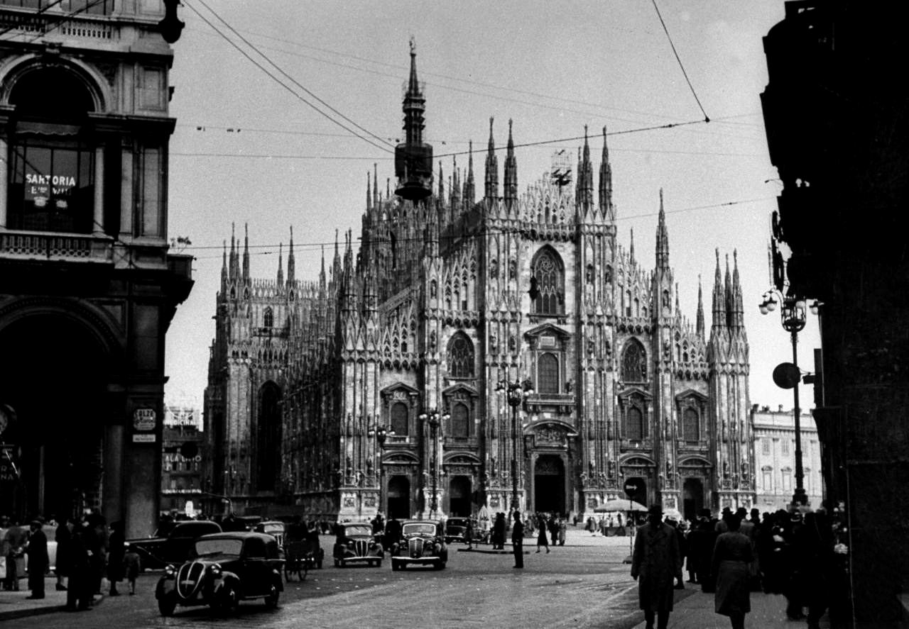 onlyoldphotography:  Carl Mydans: A view of a cathedral in Milan. 1940 