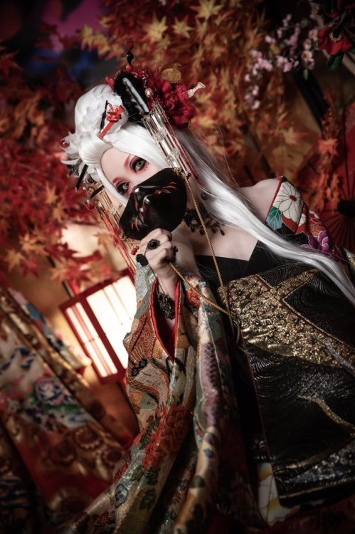 Kistune mask photoshoot seen on. This costume has a big Jigoku Daiyu (Hell courtesan) vibe:(this Jig