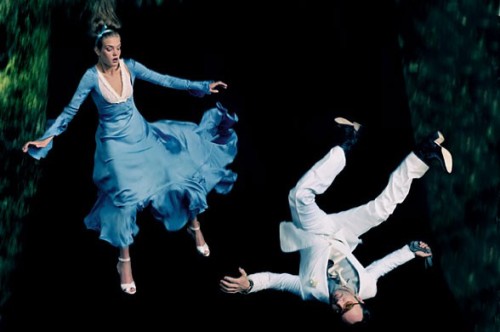 carangi:Natalia Vodianova by Annie LeibovitzCast:Olivier Theyskens, Nicolas Ghesquire, Tom Ford, Kar