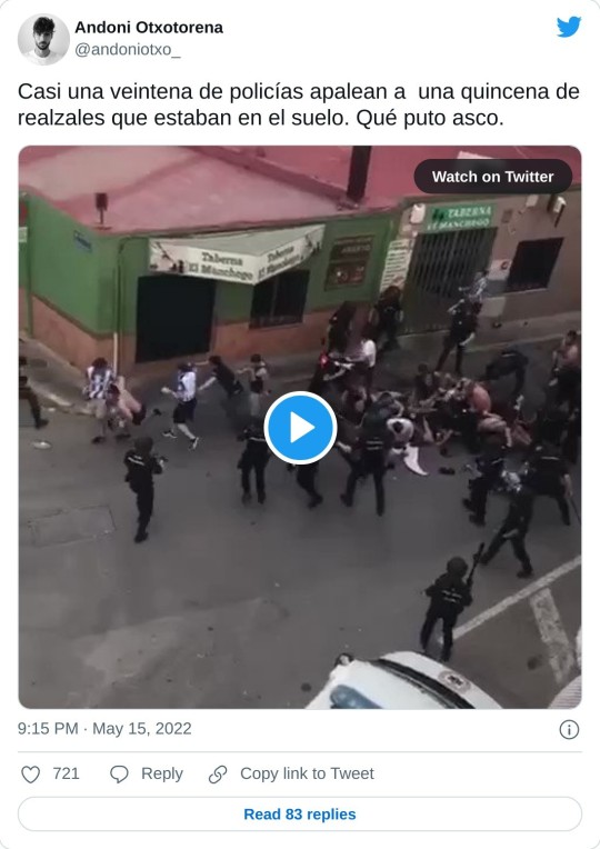 Casi una veintena de policías apalean a una quincena de realzales que estaban en el suelo. Qué puto asco. pic.twitter.com/5Wod3oqfgc — Andoni Otxotorena (@andoniotxo_) May 15, 2022