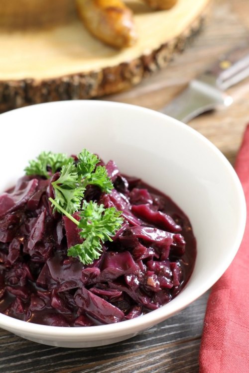 foodffs: A traditional German side dish, my version of braised red cabbage (or rotkohl) brings toget