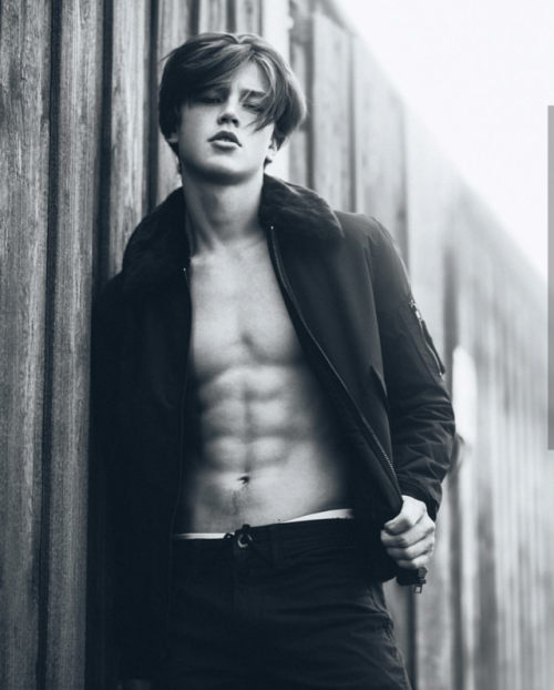 boytrappedinthcloset: Simon J. Loof