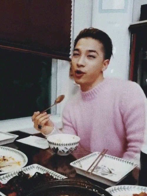 youngbaebae: Important documentation of YB eating