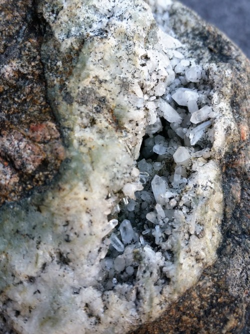 cummy-eyelids:   Hope everyone had a lovely 4/20! I went on a hike with friends and found this amazing quartz cluster geode 😍✨✨✨ 