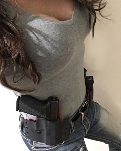 chick-with-gun:  Custom Kydex https://chick-with-gun.tumblr.com/guns
