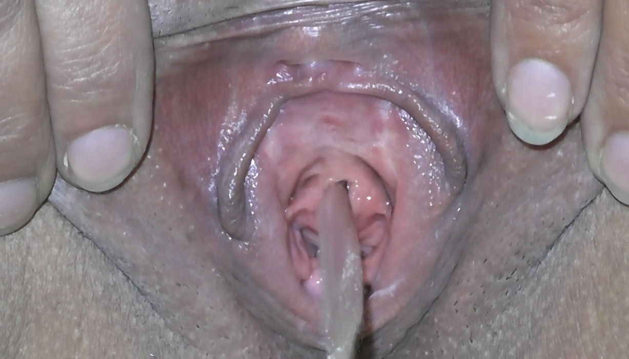 klrspussy:  Peeing while holding my labia open so you can clearly see my urethra