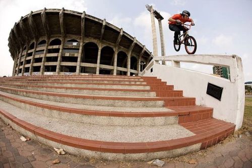 sundaybikes: Happy birthday @garybyoung! That’s Gary with the scary nose manual in Bangkok, Thailand