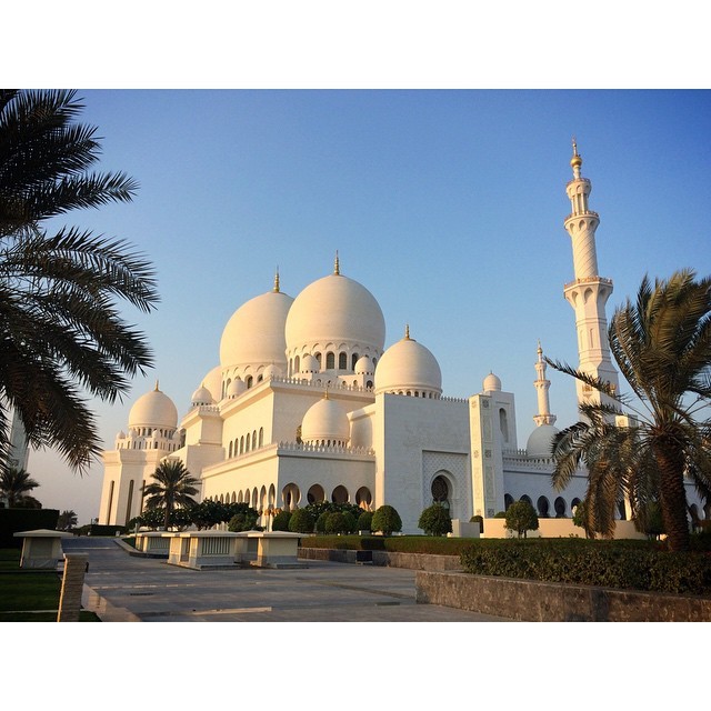 The west facing “heart” of the Sheikh Zayed Mosque. Soon I’ll take you inside to the magnificent prayer room. #abudhabi #sheikzayedmosque #mosque #uae #islam #travel #travelphotography #mideast #architecture (at Sheikh Zayed Mosque)