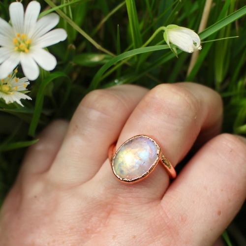 The flash on this rainbow moonstone ring is really special ✨ Handmade and one of a kind  Availa