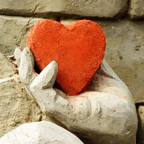 wike-wabbits: Heart in hand from the sand sculpture Wizard by Bill Dow (marie-II on Flickr)