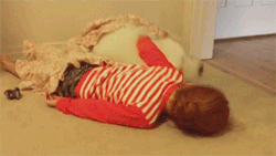 irontemple:  cartooncanine:  •ᴥ• Samoyed Puppy Hugs #4   Aw
