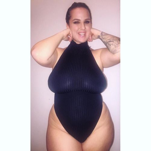 Good night folks🤗🤗🤗 Happy monday tomorrow! I have day off😼💋 @kahlomischi #black #plussizepetite #smile by seliniangelini
