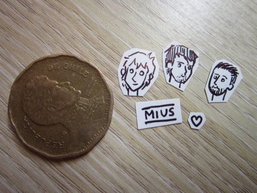 smol mius stickersLos puse al lado de la moneda para que vean el tamaño :3