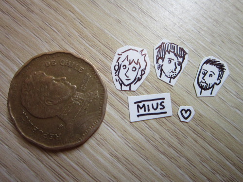 smol mius stickersLos puse al lado de la moneda para que vean el tamaño :3