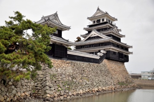 Nakatsu Castle (中津城)This castle is known as one of the three Mizujiro, or &ldquo;Castles on the 