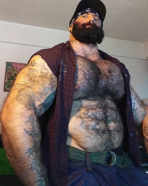 massivemusclebears:

This God, is HUGE, HAIRY and HUNG!! He is what a God should be and thus, needs to be worshiped…daily!! 