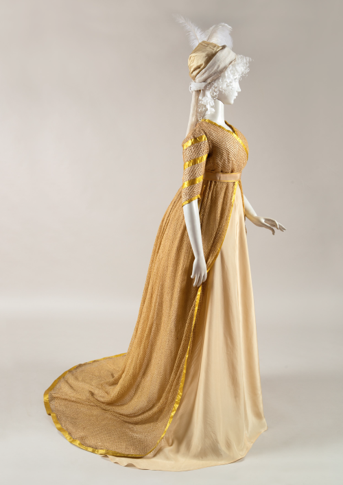 fripperiesandfobs:Gown ca. 1798From Cora Ginsburg