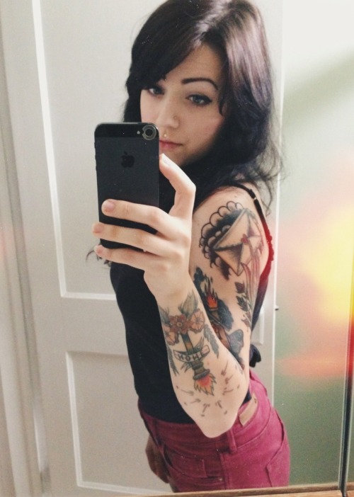 ohhellokelsey:  About time to dye the hair again. Roots are making a comeback. 