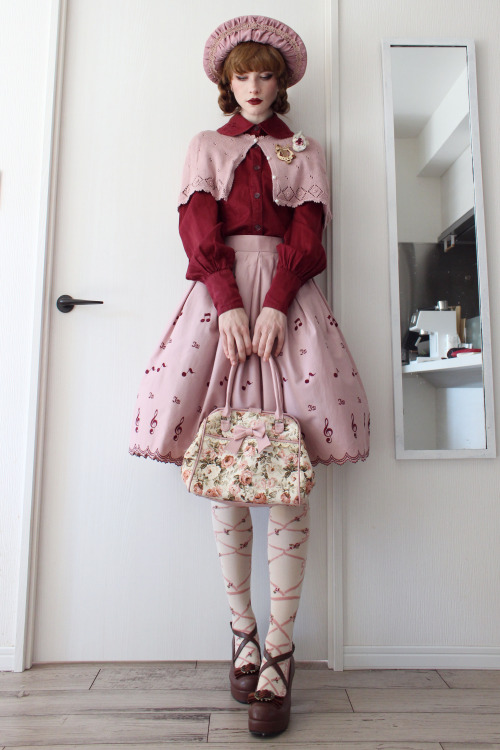 I know my normal lolita style tends to be more on the elegant and vintage/historical side, but here&