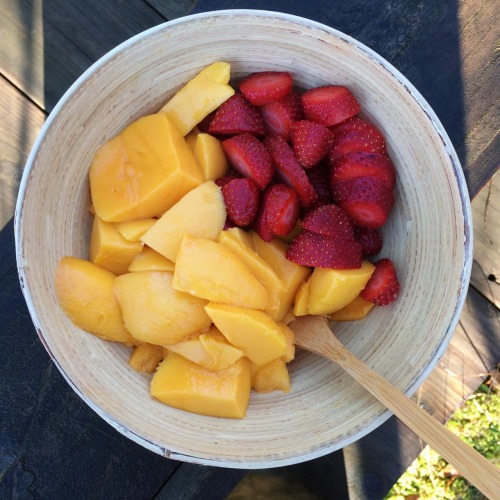 eat-to-thrive: Breakfast… mangos & sliced strawberries!