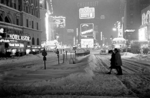 frenchcurious:  New York City, Blizzard de 1947. - source Postcards from old New York.