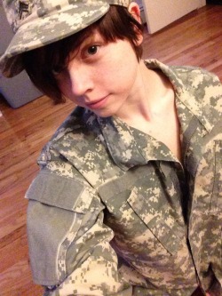 imyours1ut:  In Daddys uniform :3