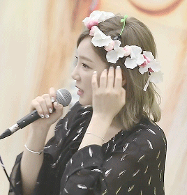candyeon: bless that fan who gave taeyeon a flower crown  (◕ᴗ◕✿)