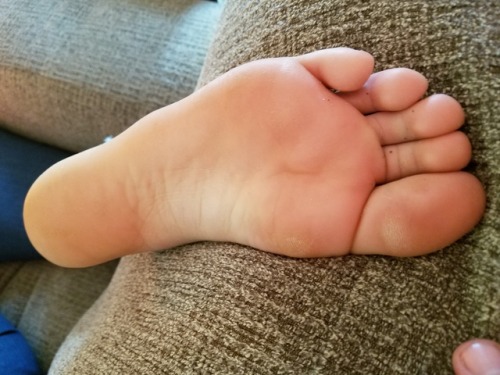 turkishwifefeet:  snoop07:AJ this is a perfect example of a married woman’s feet in socks for a loong day. the sweat, the hard skin and beauiful dark balls of toejam makes me think of smelly wife feet.