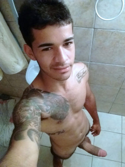 titaniumtopper:  hotmenofgrindr:Follow hotmenofgrindr.tumblr.com for more  http://titaniumtopper.tumblr.com/archive